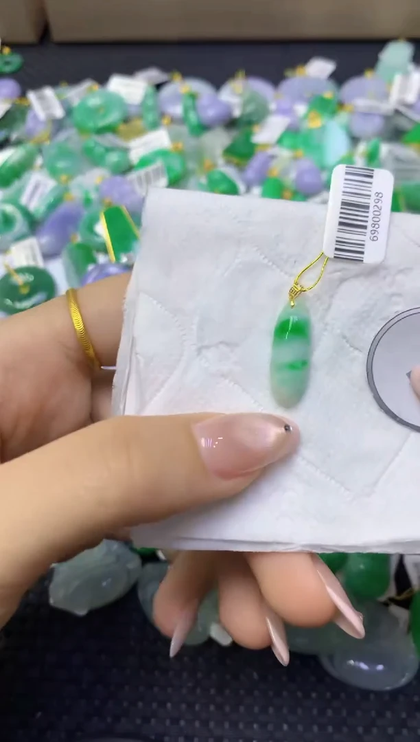 颈饰18K金镶嵌翡翠天然缅甸翡翠A货