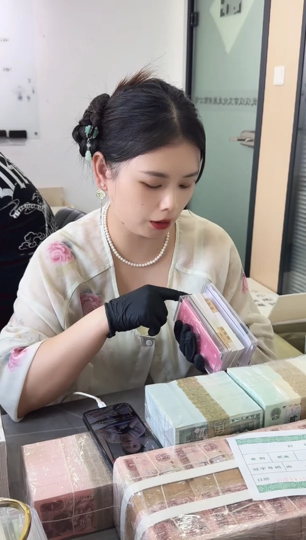 整刀百张连号 黄金甲  01 YN冠 无4