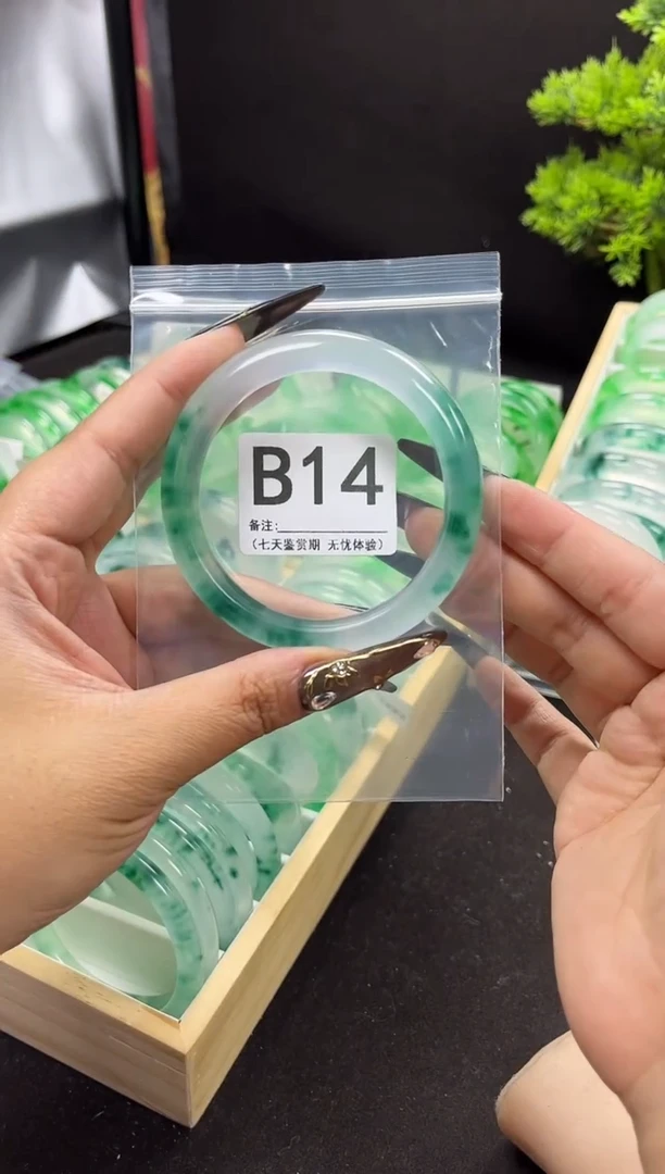 【闪购商品】石英岩玉手镯未镶嵌B14