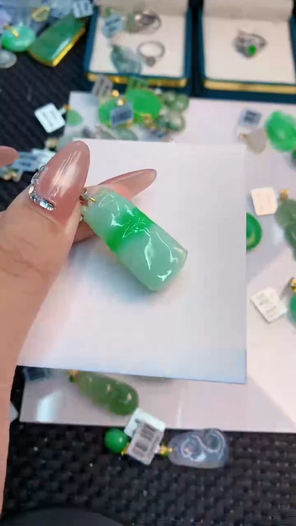 翡翠18K金镶嵌吊坠(不含链)1