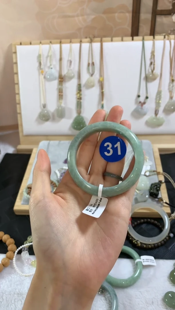 翡翠手镯未镶嵌香**士手镯4