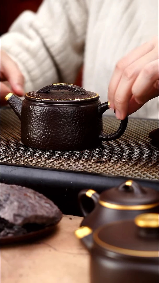 茶壶紫砂四号井茄皮紫泥描金锤纹汉瓦180cc