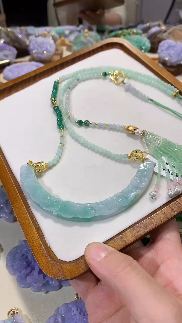 颈饰未镶嵌翡翠吊坠