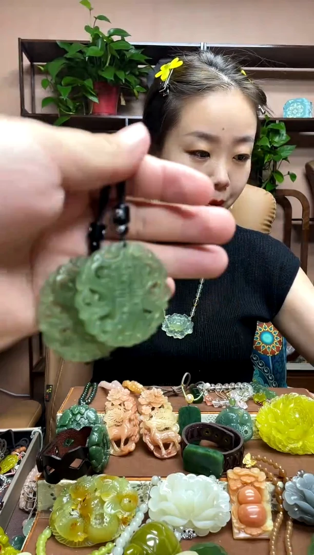 未镶嵌岫玉吊坠多样性发货发其中之一