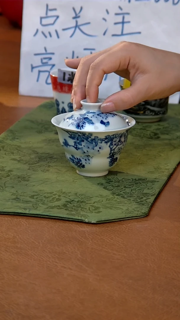 李华手绘青花紫藤花葫芦盖碗
