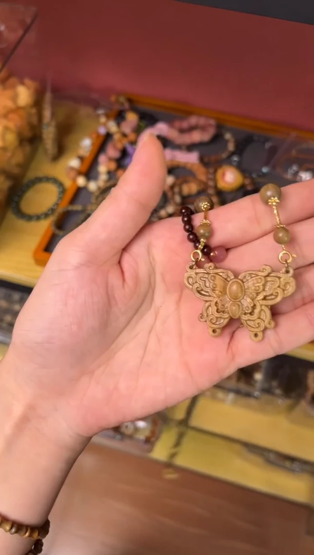 非洲檀香无事牌040绿檀脖挂蝴蝶项链款