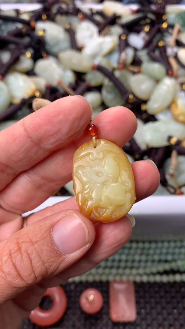 【闪购商品】和田玉颈饰未镶嵌多样性发货没有证书，拍一发一.有瑕