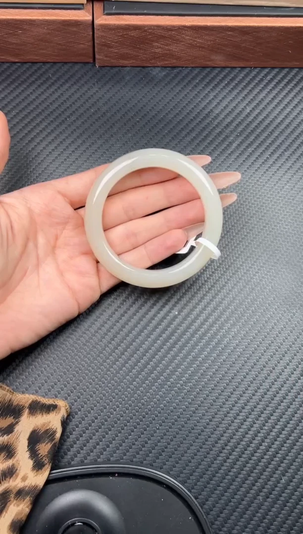 未镶嵌手镯和田玉黑山微色差55+Jm