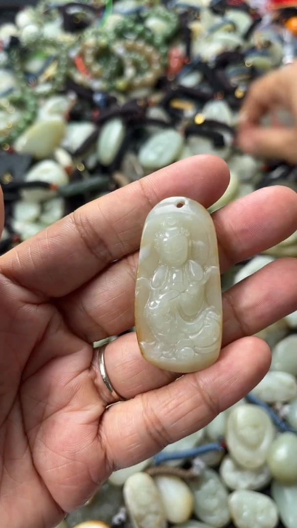 和田玉未镶嵌颈饰（多样性发一件）没有证书有瑕