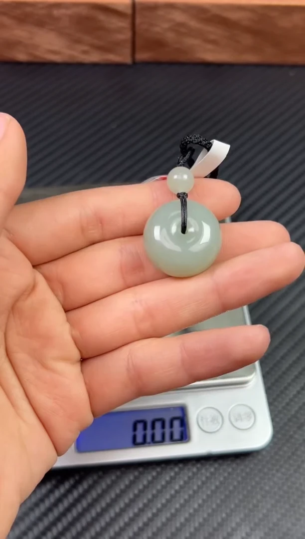 【闪购商品】和田玉吊坠(赠链)未镶嵌且末微色差近矿