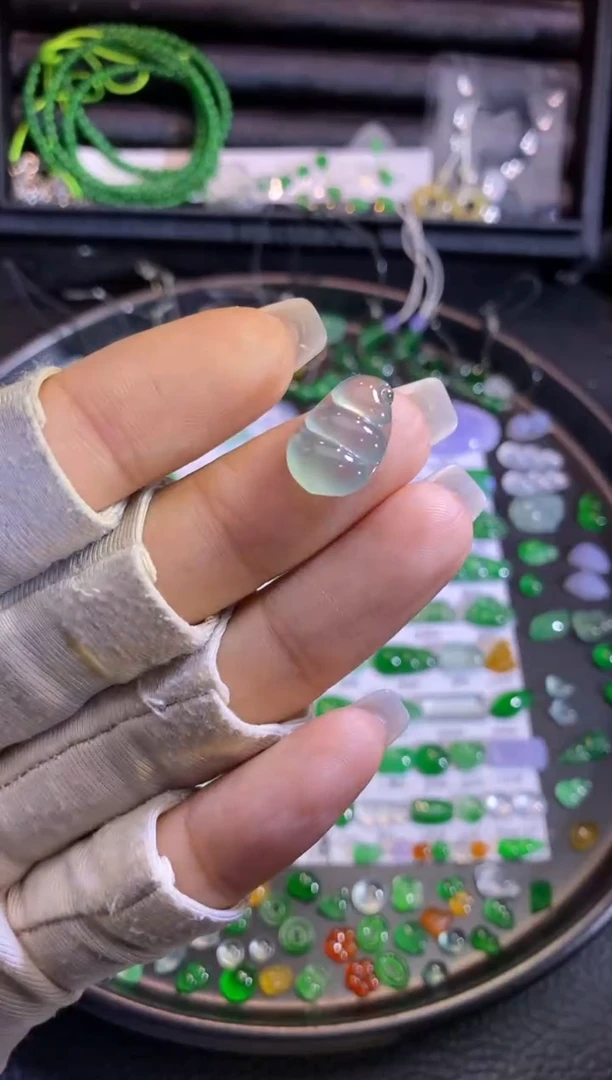 翡翠挂件未镶嵌豆子