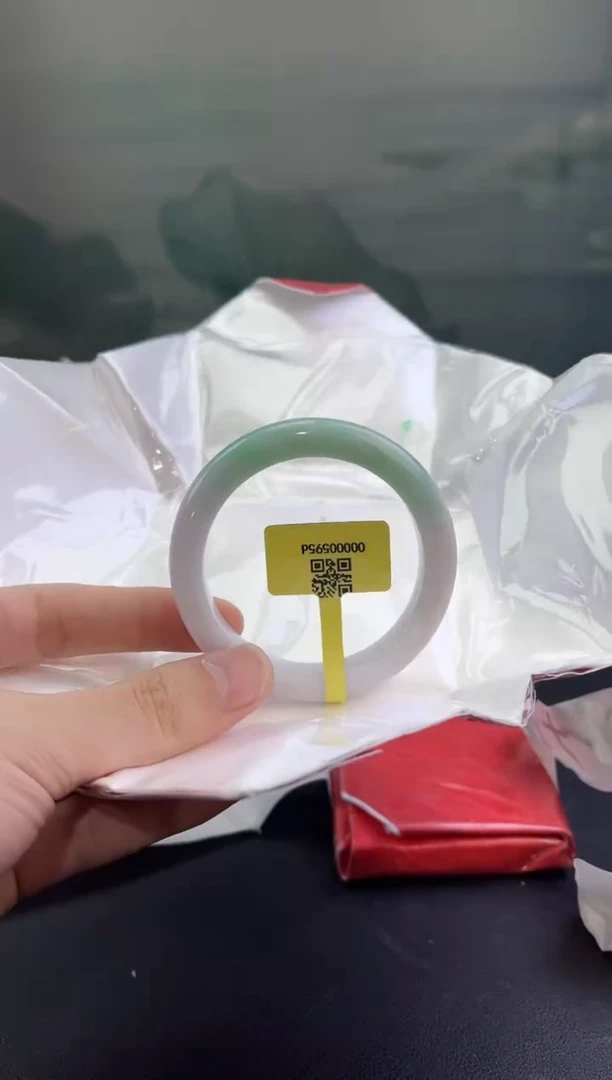 翡翠手镯未镶嵌翡翠手镯