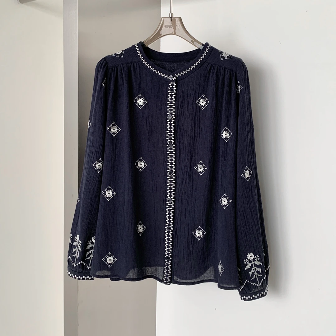 法式微皱肌理感刺绣图案圆领长袖衬衫 C096