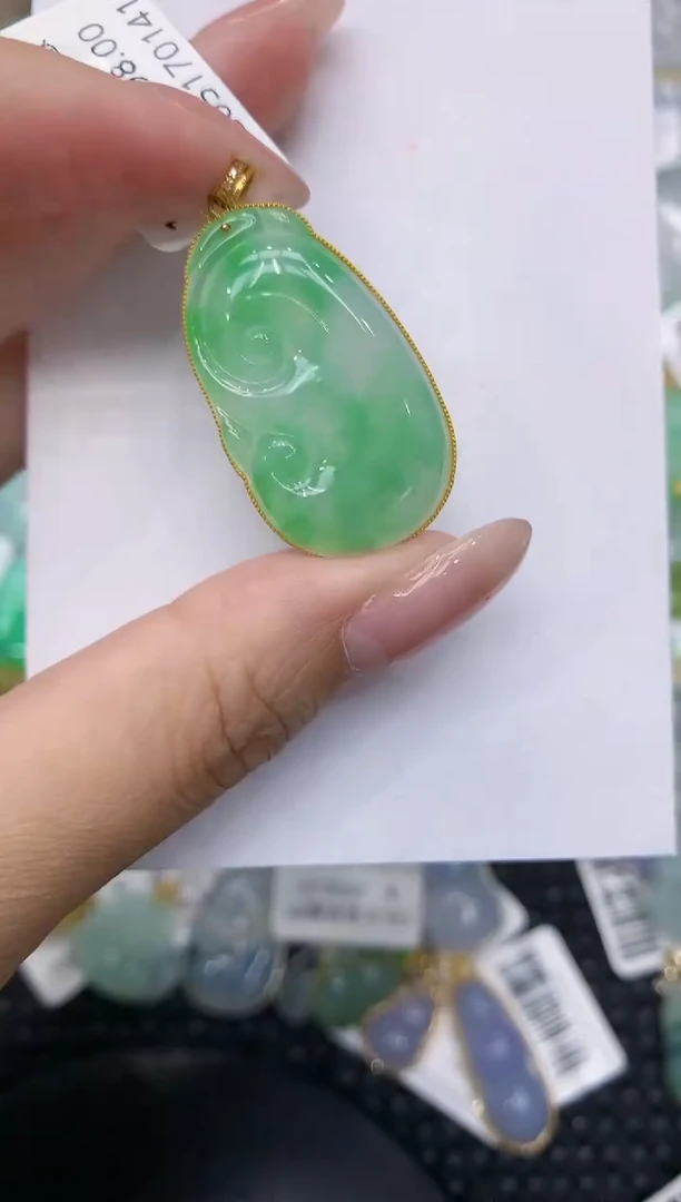 翡翠18K金镶嵌颈饰111111111