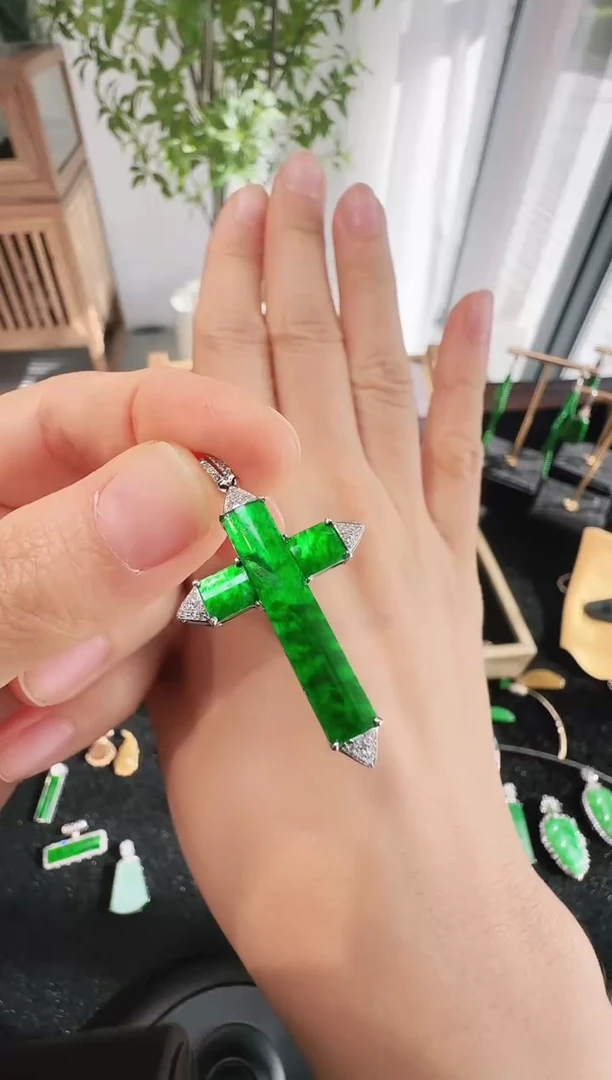 颈饰18K金镶嵌翡翠00003900