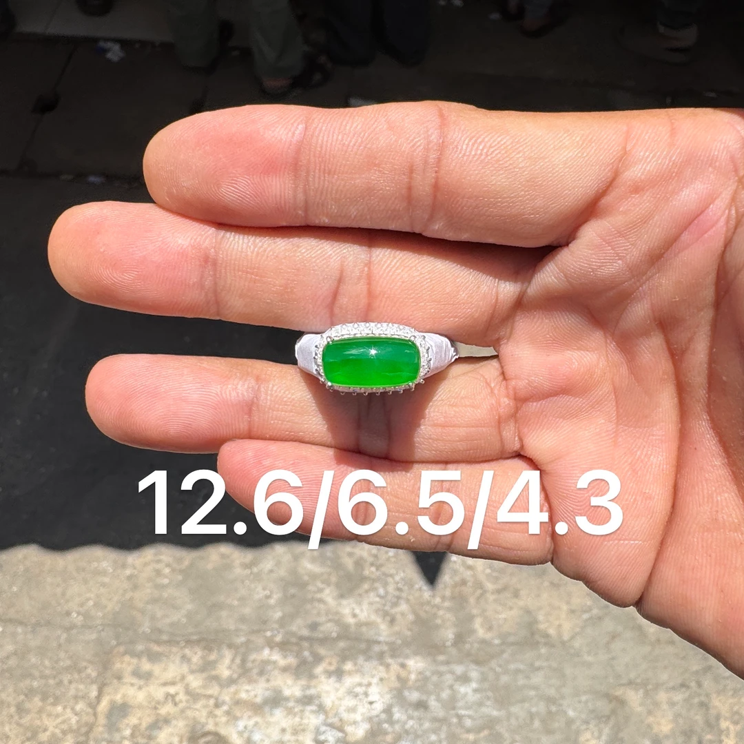 0611(小哪吒在源头)高冰种翡翠阳绿马鞍戒面干净肉细荧光足M600