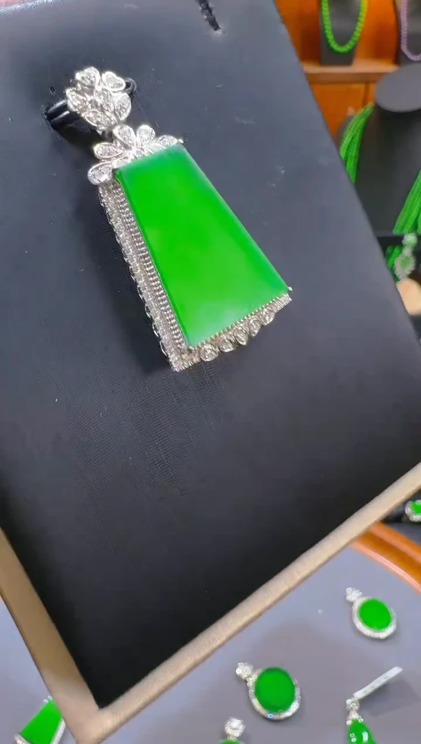 翡翠18K金镶嵌吊坠(赠链)天然a货翡翠