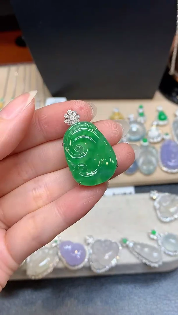 颈饰18K金镶嵌翡翠如意【无服务费