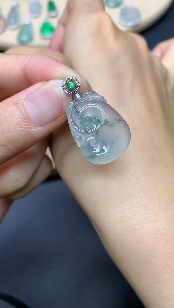 翡翠18K金镶嵌吊坠(不含链)如意【无服务费】