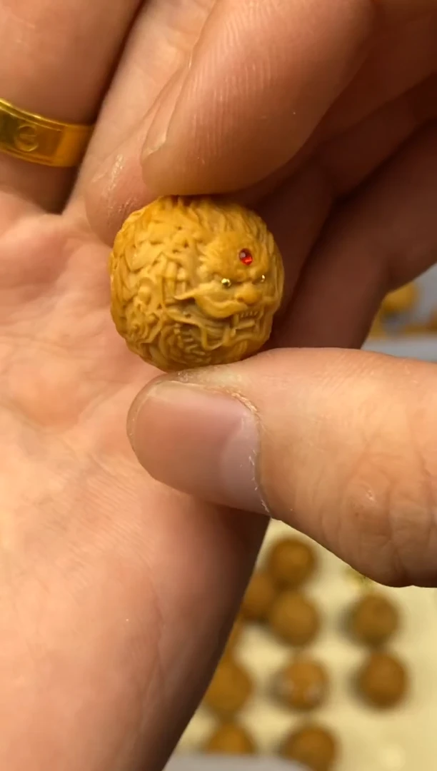 猴头核桃吊坠龙鳞珠  红色