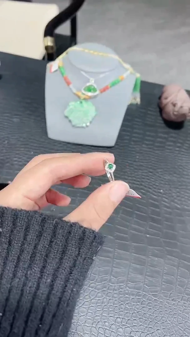 颈饰未镶嵌翡翠翡翠方包戒指