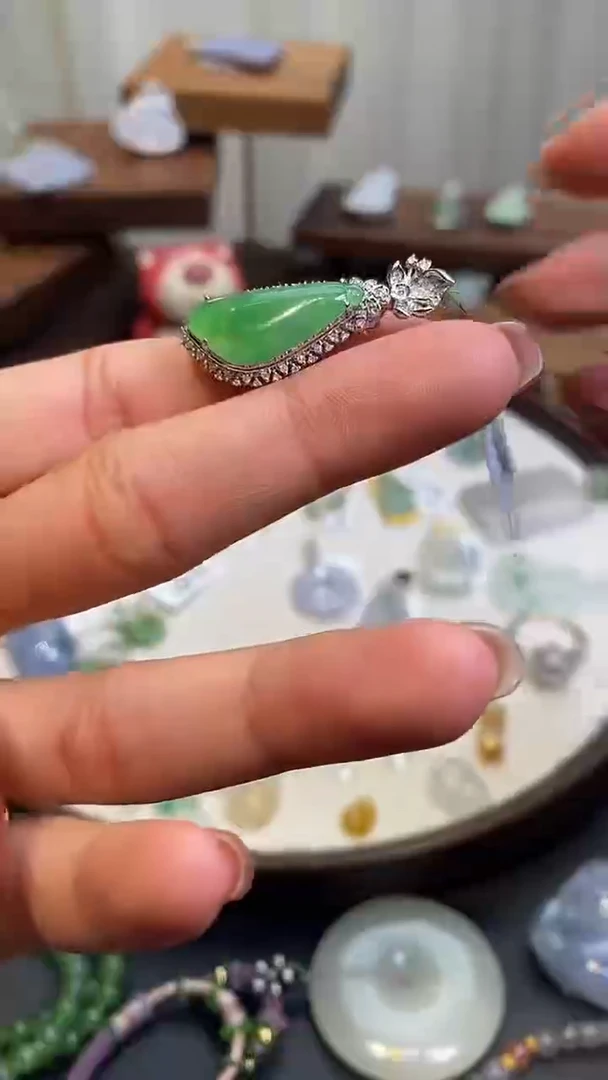 【闪购商品】翡翠颈饰18K金镶嵌福瓜