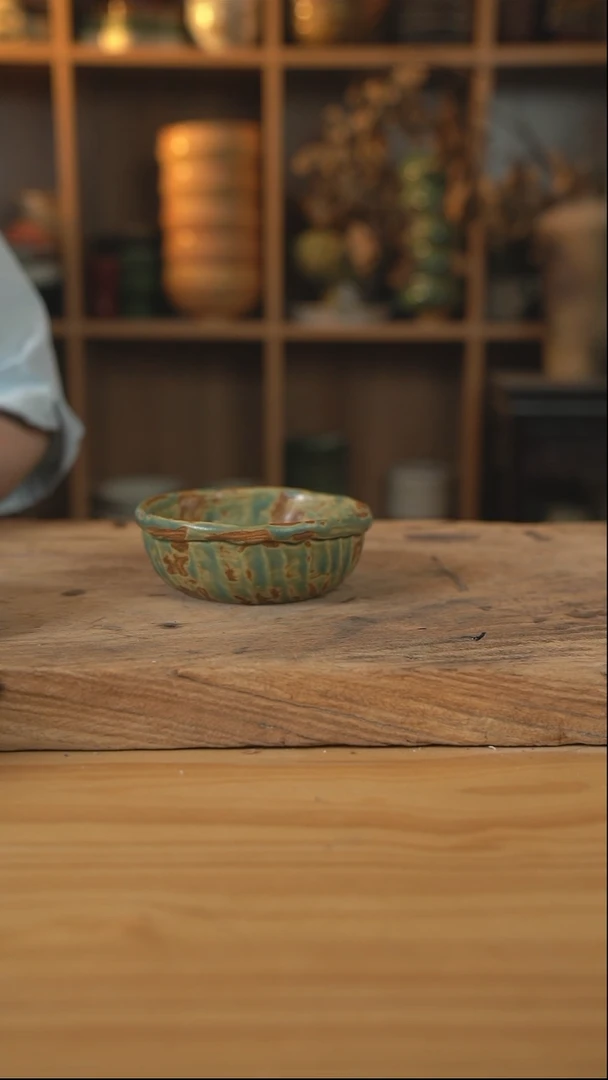 黄绿色的蛋糕米饭碗