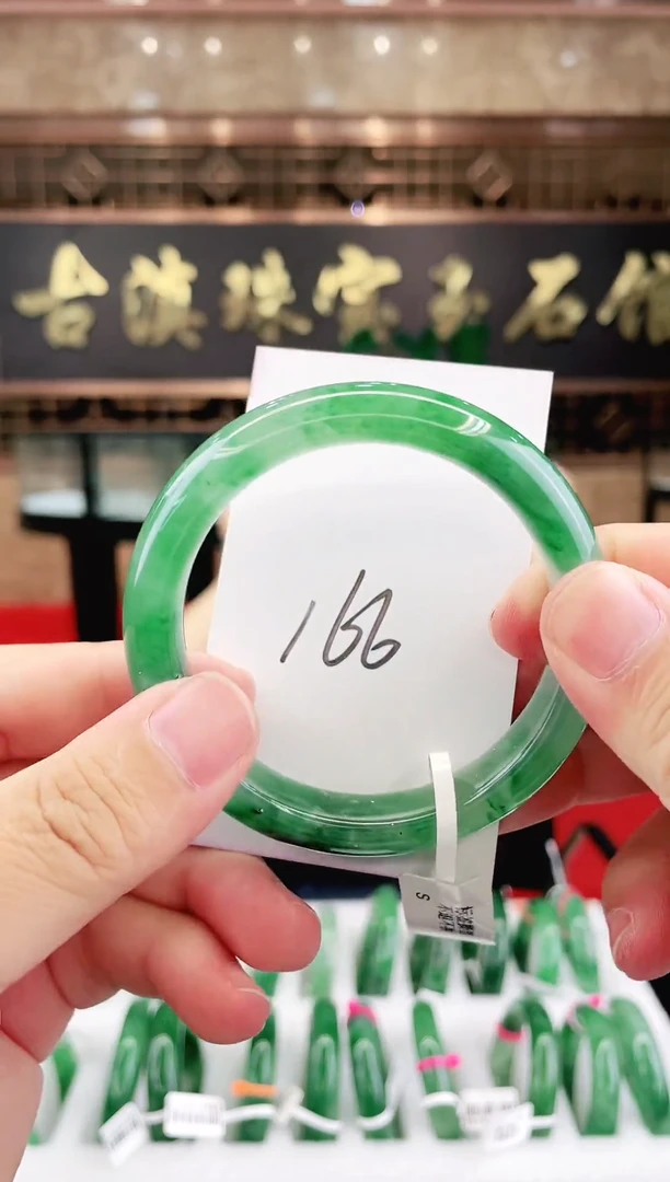 未镶嵌手镯石英质玉（非洲翠）微瑕一经发货运费不退介意勿拍