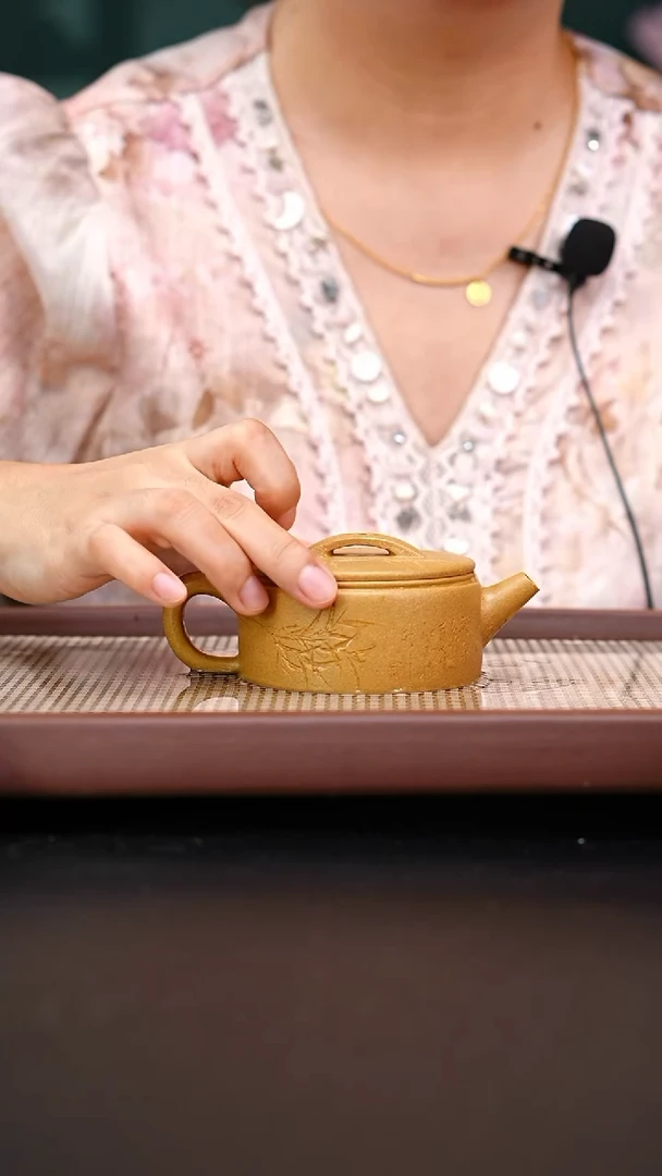 茶壶紫砂金黄段扁汉瓦刻绘竹140cc吴国仙