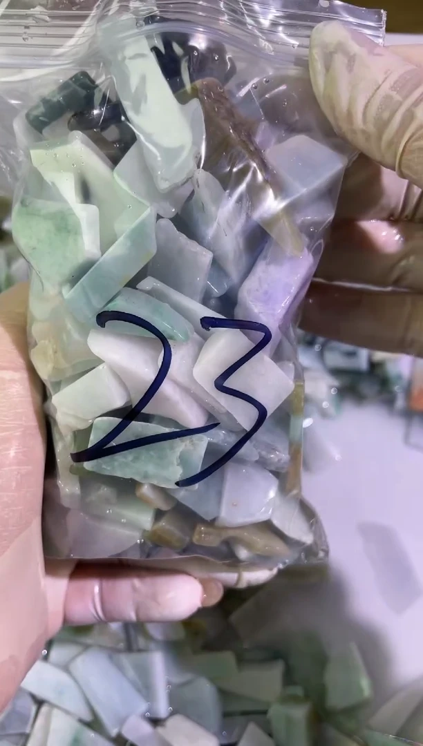 【闪购商品】翡翠颈饰未镶嵌天然翡翠边角中号500克23