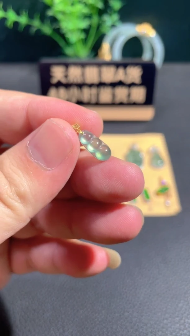 翡翠18K金镶嵌颈饰翡翠