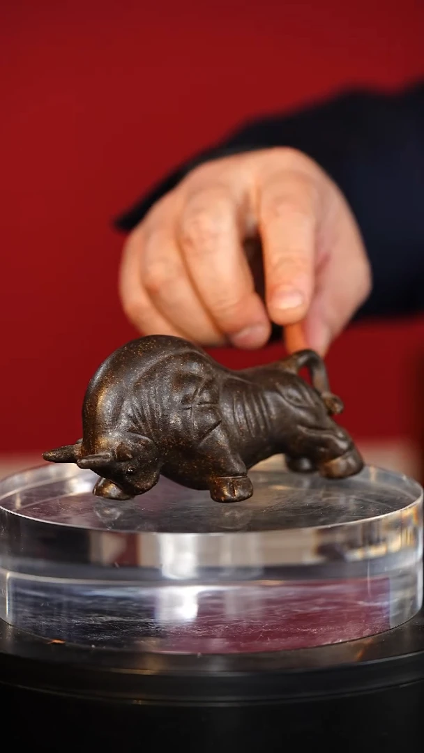 紫砂周边金牛摆件