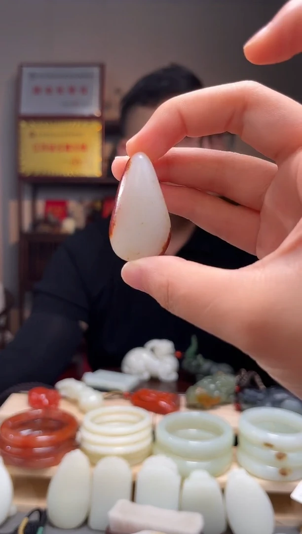 颈饰未镶嵌和田玉吊坠