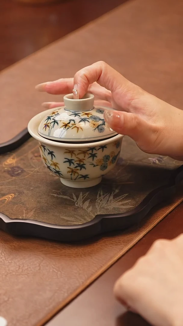 釉里金松竹梅盖碗1