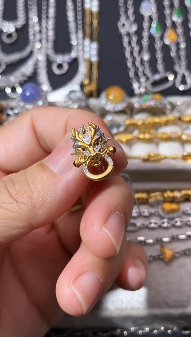 颈饰18K金镶嵌钻石绳扣