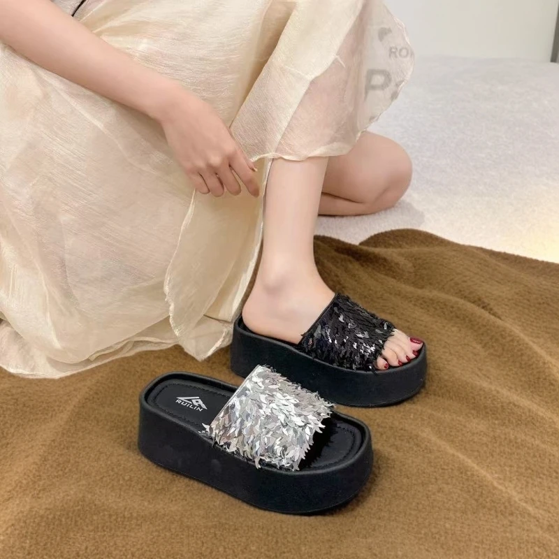 亮片一字拖鞋女2025新款夏季爆款外穿高级感厚底靓女风软底沙滩鞋