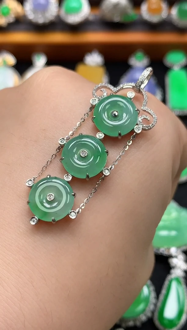 颈饰18K金镶嵌翡翠吊坠