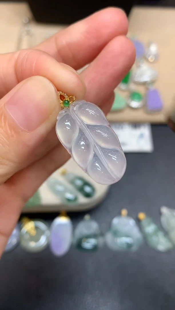 颈饰18K金镶嵌翡翠树叶【无服务费