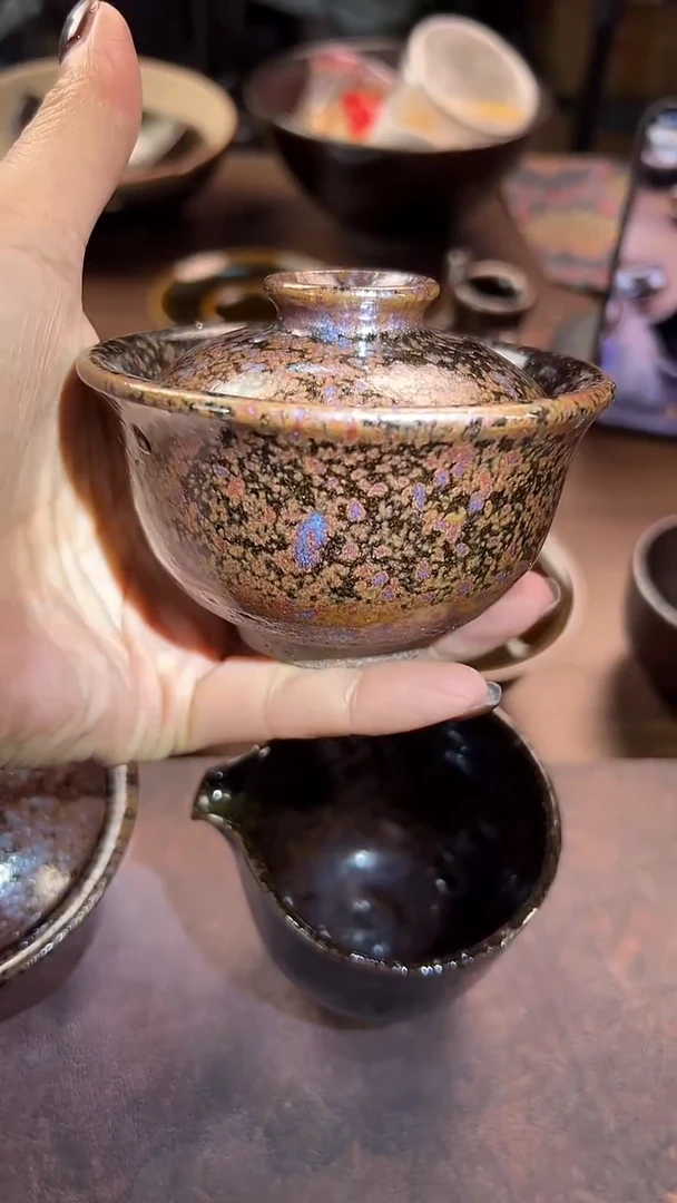 粗泥紫金色的两才盖碗