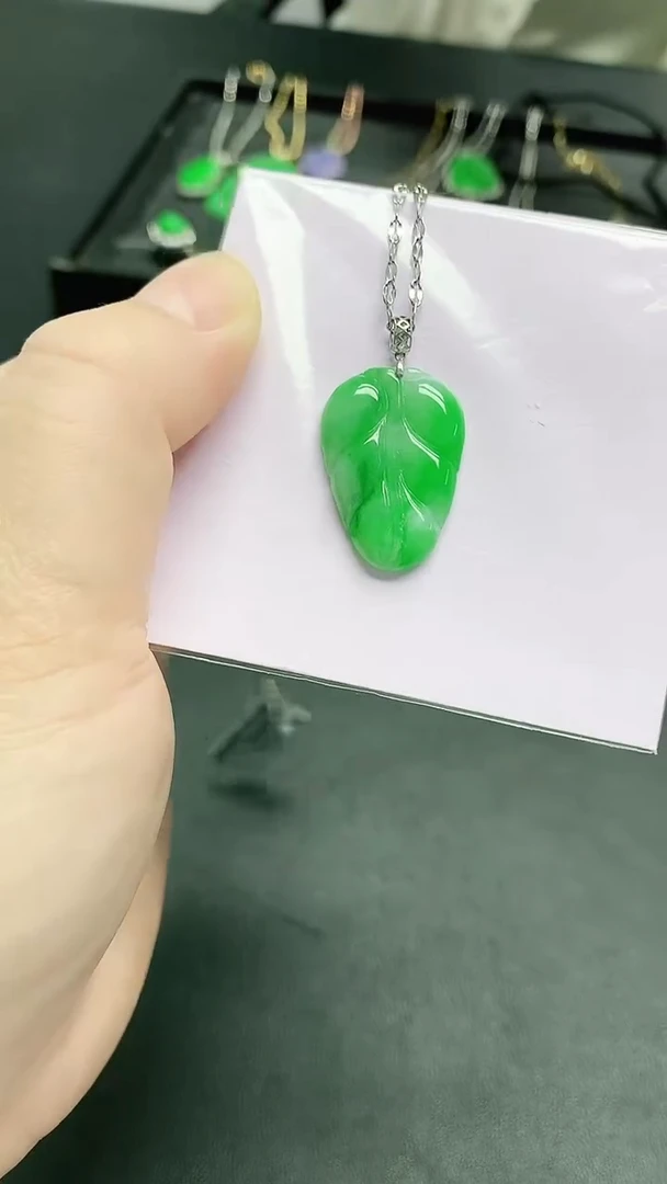 颈饰18K金镶嵌翡翠赠礼盒证书