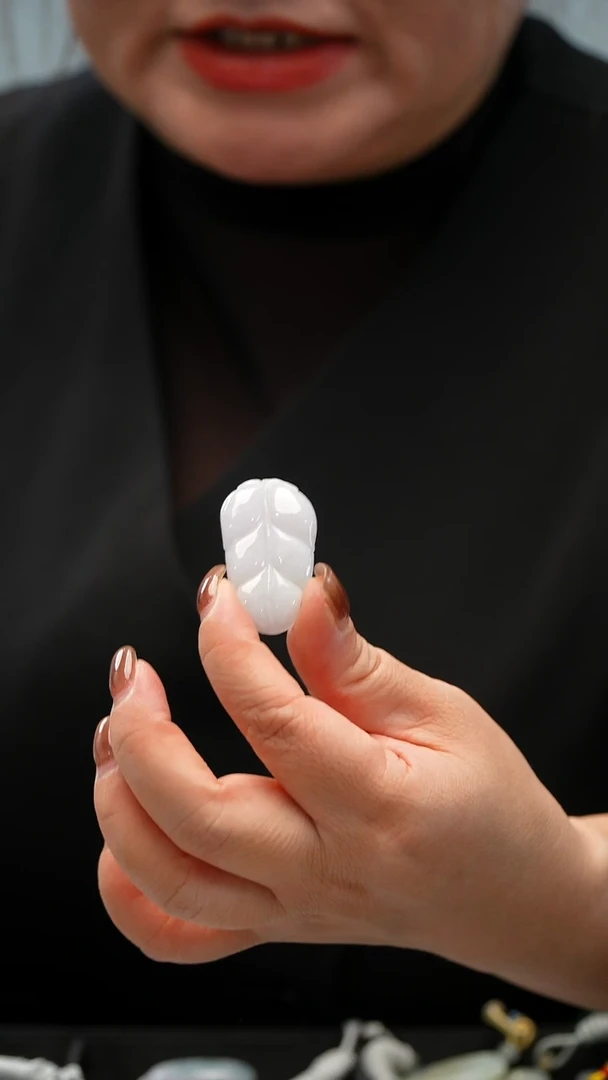 颈饰未镶嵌翡翠叶子