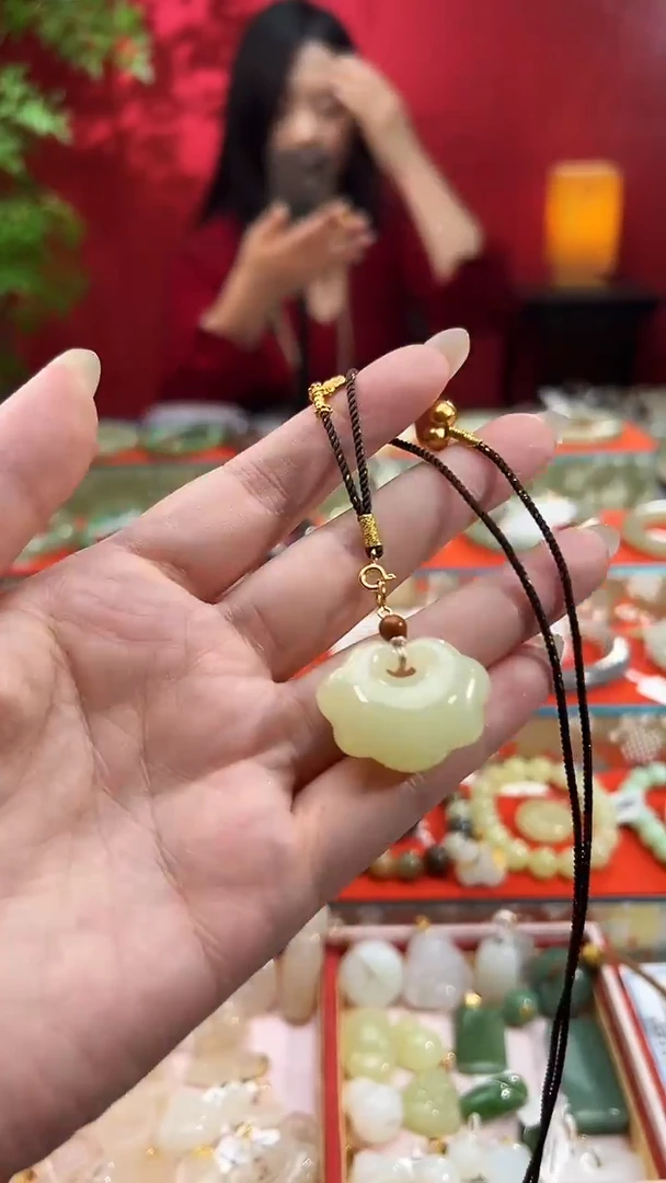 颈饰未镶嵌和田玉新疆若羌黄口云朵锁吊坠