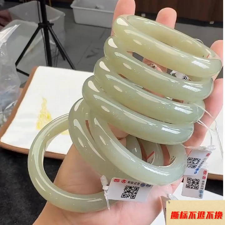 石惑珠宝*和田玉手镯~多样性发一