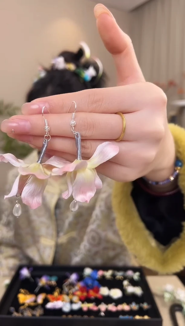 刺绣粉色鸢尾花耳环