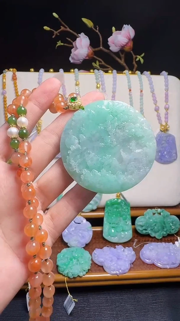 翡翠未镶嵌颈饰山水牌