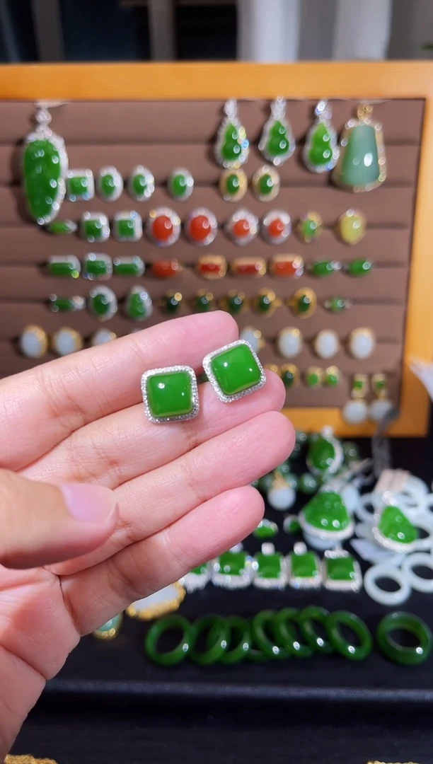 【闪购商品】和田玉耳钉18K金镶嵌苹果绿方耳钉一对