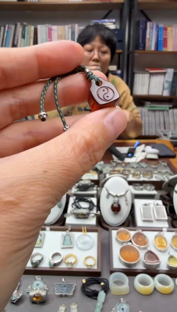 琥珀颈饰未镶嵌挂饰2