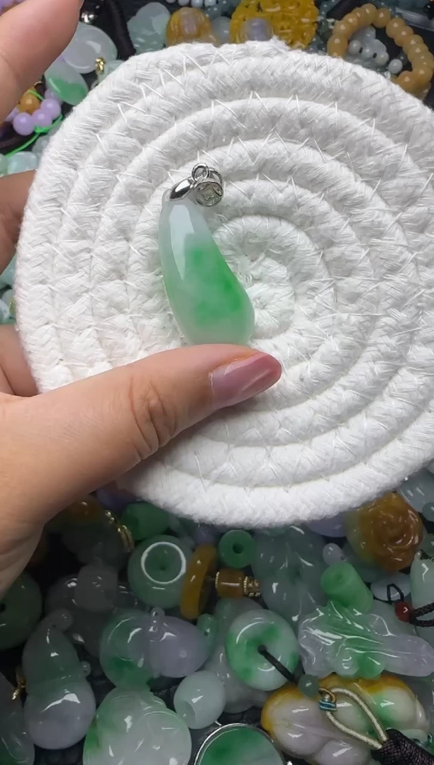 颈饰未镶嵌翡翠缅甸翡翠吊坠