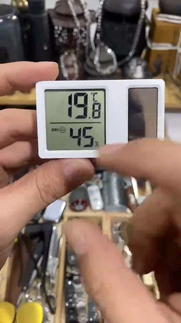 瓷片闪购商品  如图所示