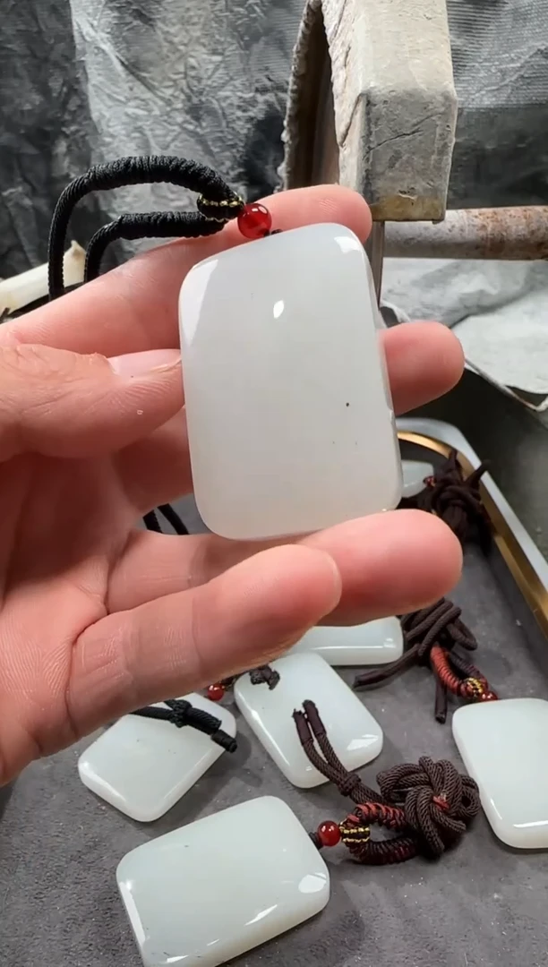 颈饰未镶嵌和田玉吊坠